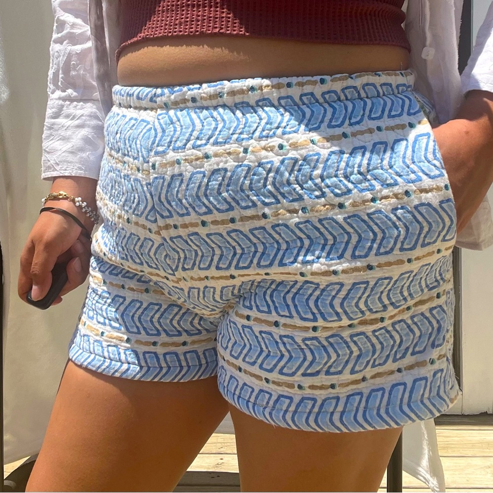 Vintage upcylced/reworked handmade quilted shorts with blue arrow pattern 💘